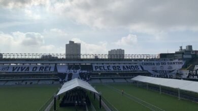 VÍDEO - Corpo de Pelé chega à Santos para velório na Vila Belmiro