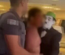 "Charles Chaplin" impede linchamento dentro de shopping