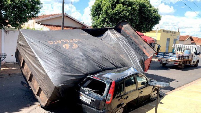 Vídeo - Asfalto cede e caminhão carregado com piche afunda