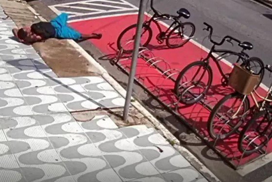 VÍDEO - Bandido simula soneca e furta bicicleta