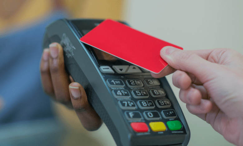 Homem é detido por estelionato após fazer compras usando cartão em nome de outra pessoa