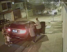 VÍDEO – Cantor Péricles tem carro roubado por bandidos armados