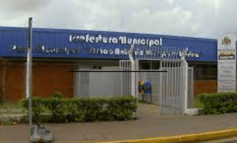 A Prefeitura da Estância Turística de Barretos e o Sindicato dos Servidores Municipais definiram na noite de quinta-feira, dia 16, o acordo salarial que irá conceder 8,71% de reajuste nos salários dos funcionários públicos, tendo como base o Índice Nacional de Preços ao Consumidor (INPC), que no acumulado dos últimos 12 meses ficou em 5,71%. Na reunião com a comissão de servidores, definida em assembleia sindical, a Prefeita Paula Lemos, acompanhada dos secretários de Finanças, Fernando Soares, de Negócios Jurídicos, Thyago Abraão e pela secretária de educação Jéssica Maria dos Santos, destacou a importância do diálogo para que todos entendam as análises da Administração na definição do reajuste. "O diálogo é sempre o melhor caminho. O reajuste definido contempla a correção da inflação nos últimos 12 meses e mais 3% de aumento real e é o maior desde 2017. Temos todo o histórico, que nos permite afirmar isso. O que acontecia até então, era apenas a reposição da inflação", enfatizou. O presidente do Sindicato dos Servidores Municipais, Jailton Rodrigues dos Santos , avaliou o acordo como favorável aos funcionários e afirmou reconhecer o empenho da Administração em chegar ao percentual de 8,71%. "Em nossa primeira reunião com a Prefeita Paula Lemos, apresentamos uma proposta, que nos ficou claro que seria inviável ao entender o cenário atual da Administração. Como contraproposta, nos foi sugerido em reajuste de 8,31%, mas com o empenho da gestão em nos atender da melhor forma, chegamos aos 8,71%, que representa a correção inflacionária e mais 3% de ganho real. A negociação foi muito satisfatória e o percentual de reajuste será aplicado linearmente a todos que integram a categoria", salientou. Maior aumento real desde 2017 O reajuste definido ontem, segundo os registros dos últimos dissídios, representa o maior impacto de aumento no salário dos servidores municipais, desde 2017, período em que os reajustes concedidos contemplaram apenas a reposição da inflação. O Projeto de Lei que determinará o reajuste de 8,71% será encaminhado à Câmara dos Vereadores com a expectativa que entre em votação no próximo dia 27 de fevereiro.