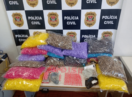 Material para venda de drogas é encontrado pela Polícia em apartamento