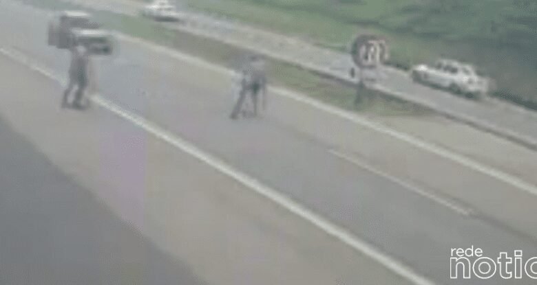 Motorista 'fura' blitz e atropela Policial rodoviário