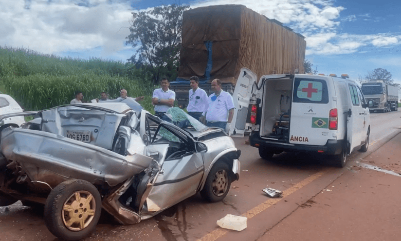 Carro é prensado entre caminhões durante acidente na rodovia