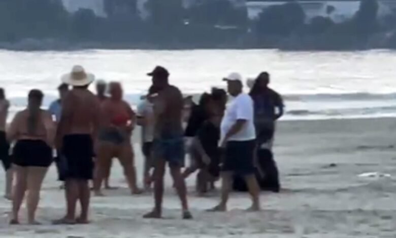 VÍDEO - Homem é agredido por banhistas após denúncia de importunação sexual