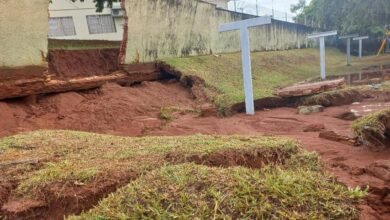 Forte chuva provoca quedas de muros e alagamentos