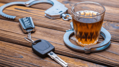 Motorista sobe em canteiro e bate em poste