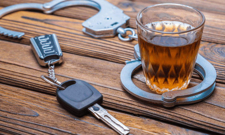Motorista sobe em canteiro e bate em poste