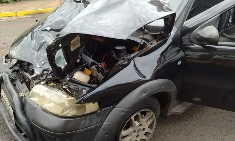 Motorista bate em ônibus e foge do local do acidente