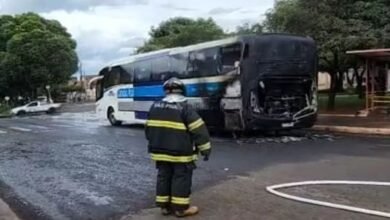 Motor de ônibus pega fogo e assusta passageiros