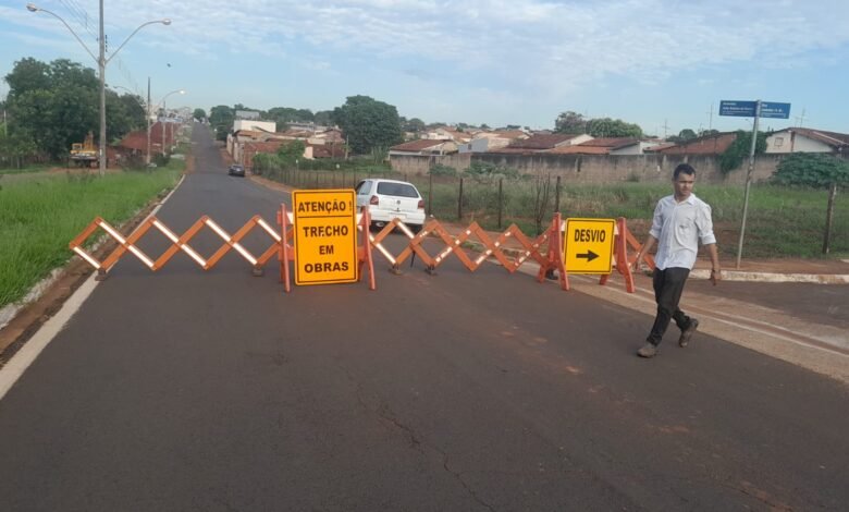 Obras de drenagem avançam e trecho tem novo desvio no trânsito