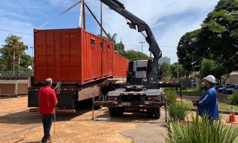 Praça Francisco Barreto começa a ser fechada com tapumes para obras de revitalização