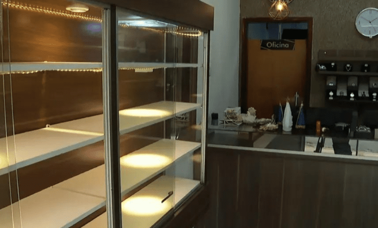 Ladrões disfarçados de policiais assaltam joalheria