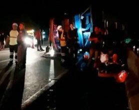 Ônibus tomba em rodovia paulista, mata três passageiros e deixa outros seis feridos