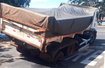 Caminhão afunda no asfalto em cruzamento em Barretos