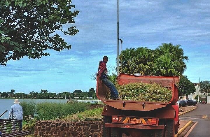 Equipe do Parque Maracá atua na limpeza de diversos logradouros