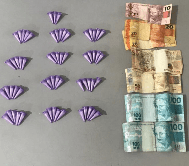 Dupla foge da polícia, mas abandona drogas e dinheiro na rua