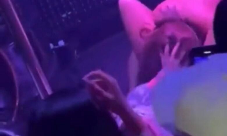 VÍDEO - MC Pipokinha recebe sexo oral de fã durante show