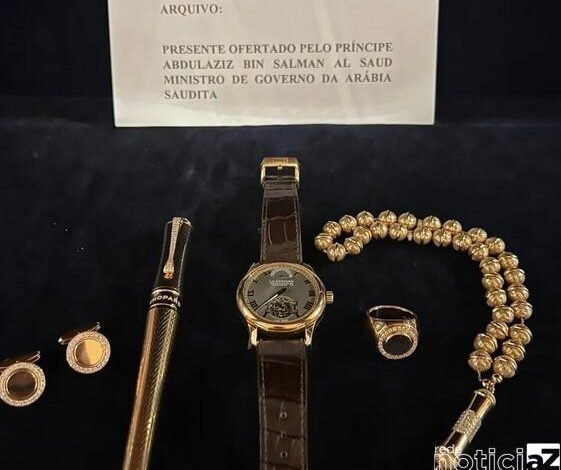 Joias dadas à Bolsonaro são devolvidas