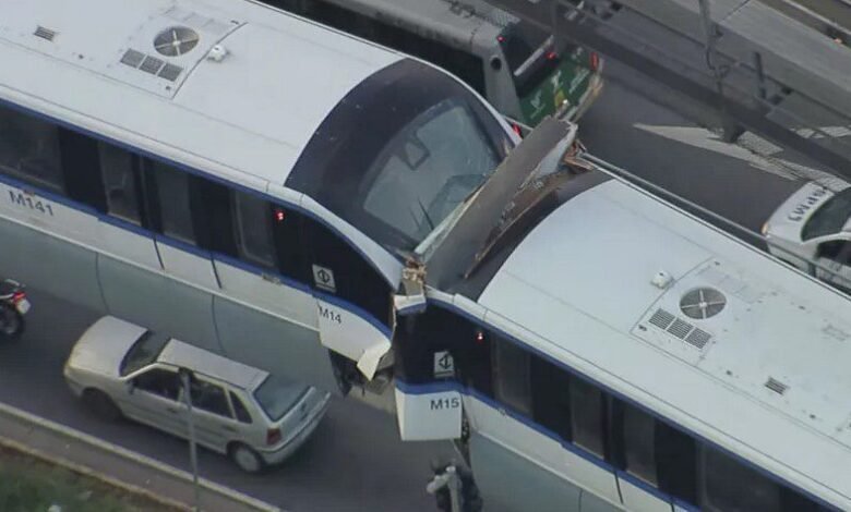 Linha 15-Prata do Metrô é paralisada após monotrilhos baterem