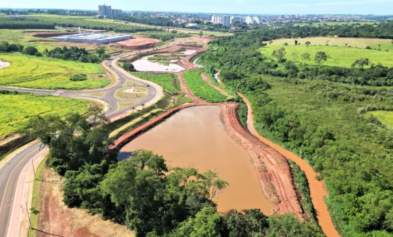Parque Ecológico com lagos, paisagismo e espaço para lazer segue em construção
