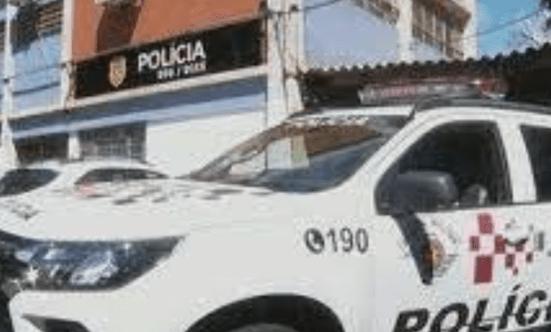 Motorista é ameaçado por ciclista após acidente em rotatória