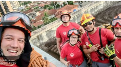 Homem fica pendurado em prédio e é resgatado pelo Corpo de Bombeiros