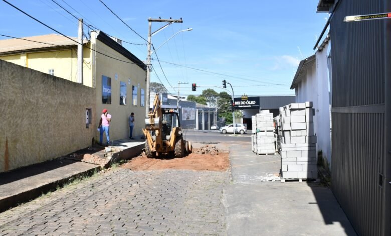 Prefeitura retoma obras de retirada e pavimentação das ruas de paralelepípedo em diversos bairros