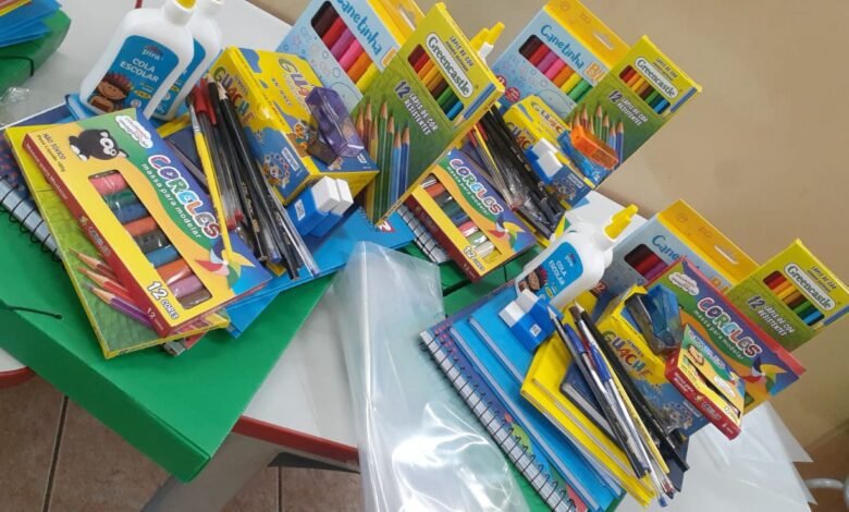 Kits escolares são entregues para os alunos da rede municipal de ensino