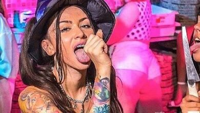 a MC está fazendo seu show normalmente quando chama uma fã no palco e em dado momento as mulheres começam a prática. Ainda de acordo com as informações, em poucos segundos a moça ficam sem roupa e percebendo que Pipokinha já estava no chão, levanta seu vestido e passa a praticar sexo oral.