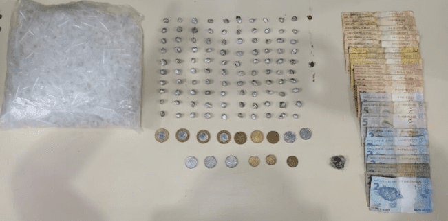 Entorpecentes, dinheiro e material relacionado ao tráfico foram apreendidos com adolescente