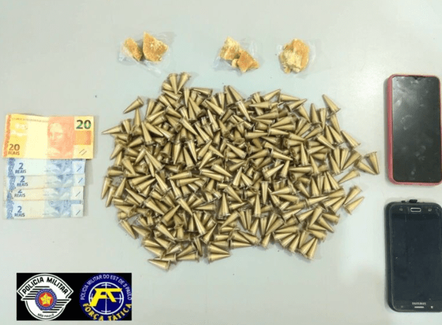 Casal tenta fugir da Polícia, mas é preso com 325 microtubos de cocaína