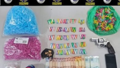 Polícia apreende arma e drogas durante operação de combate ao tráfico