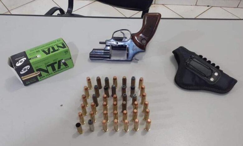 Homem é preso após agredir e ameaçar companheira com arma de fogo