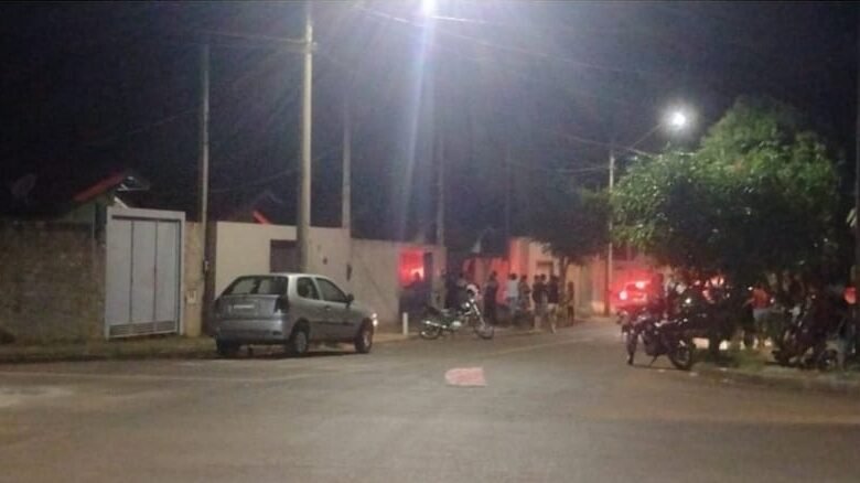 Polícia investiga morte suspeita de mulher encontrada queimada