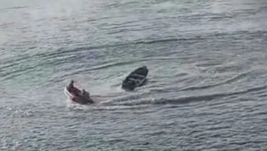 Barco 'fantasma' chama a atenção dos banhistas no Litoral