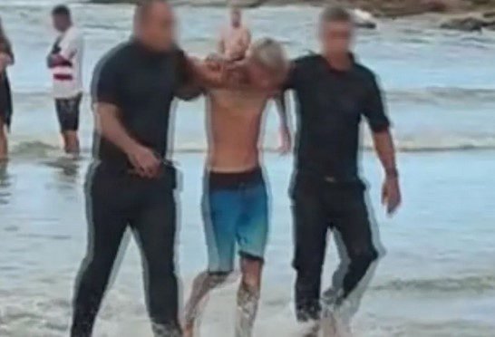 VÍDEO - Bandido é capturado ao tentar fugir pelo mar em SP, após roubo e agressão