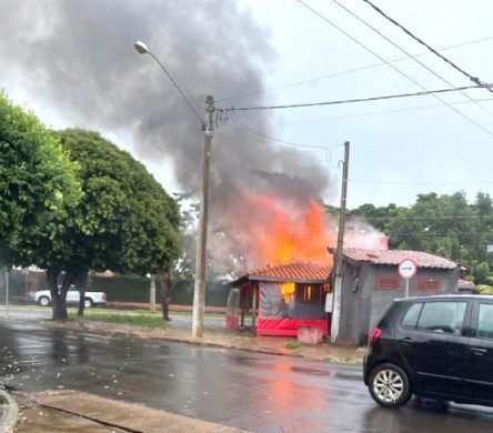 Incêndio destrói quiosque de lanches em frente à igreja de São Luiz