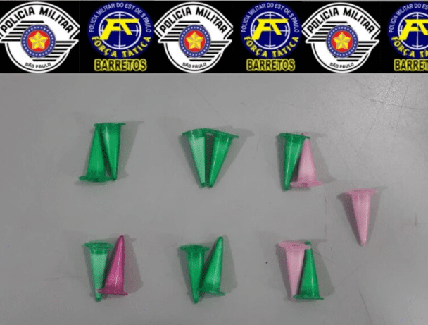 Polícia encontra cocaína escondida em buraco de esgoto após abordar jovem suspeito