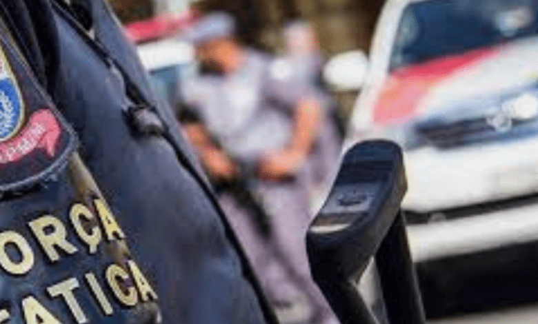 Dois são presos transportando quase cinco quilos de maconha