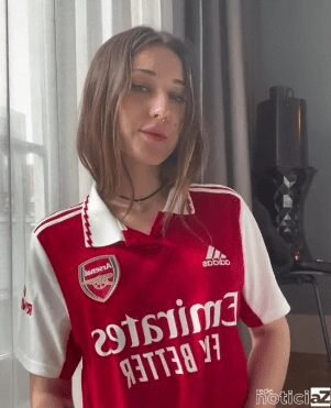 Torcedora do Arsenal surpreende internautas e faz topless após tirar Pelé no FIFA