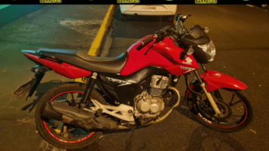 Adolescente é surpreendido pela polícia transitando com moto roubada