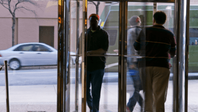 Homem tenta entrar em agência bancária e acaba se ferindo