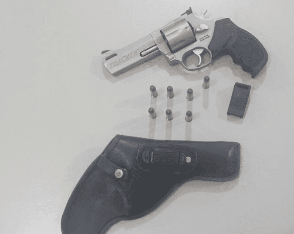 Motorista é detido com arma e munições em estacionamento em Barretos