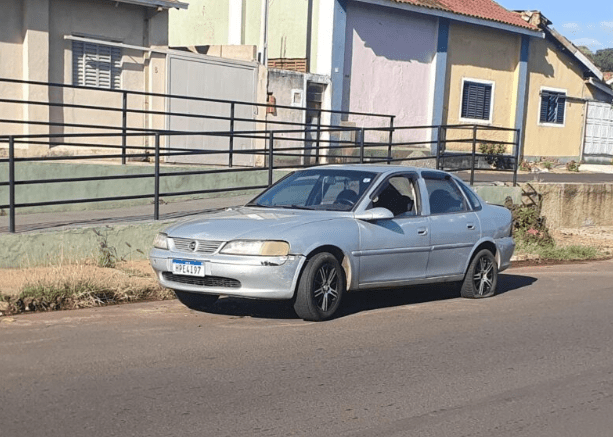 Carro furtado é encontrado abandonado em Barretos