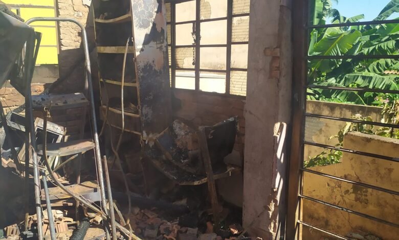 Prefeitura mobiliza secretarias e acolhe homem idoso que teve a casa incendiada