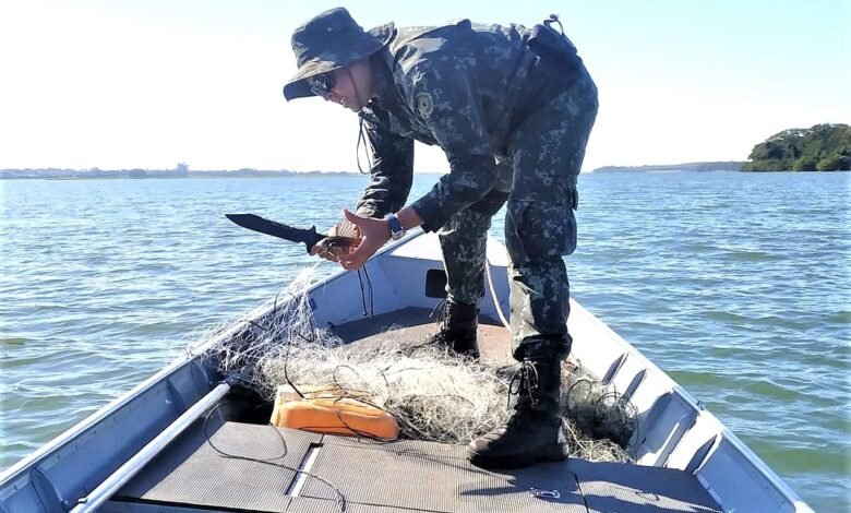 Pescador é autuado por irregularidades durante policiamento náutico
