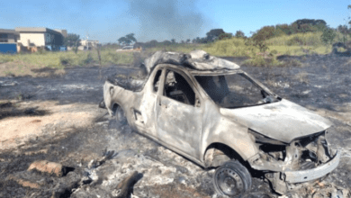 Incêndio destrói ambulância e atinge área de mata